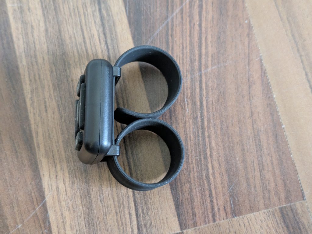 Fernbedienung der Sportstech sVibe Vibrationsplatte von der Seite