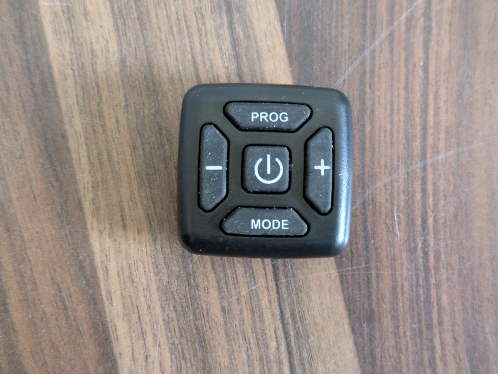 Fernbedienung der Sportstech sVibe Vibrationsplatte von vorne