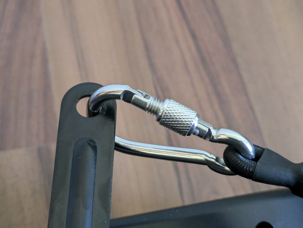 Karabinerhaken der Sportstech sVibe Vibrationsplatte