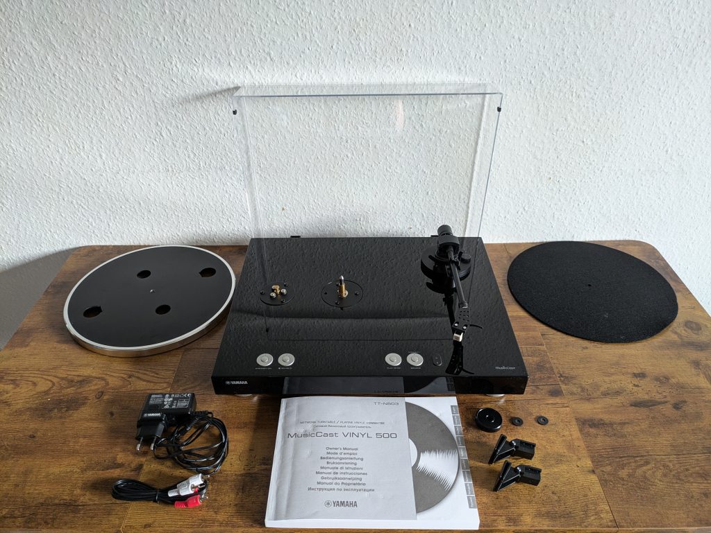 Lieferumfang des Yamaha Musiccast Vinyl 500 Plattenspielers