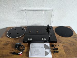 Lieferumfang des Yamaha Musiccast Vinyl 500 Plattenspielers