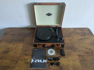 Lieferumfang des auna Jerry Lee Plattenspielers geöffnet