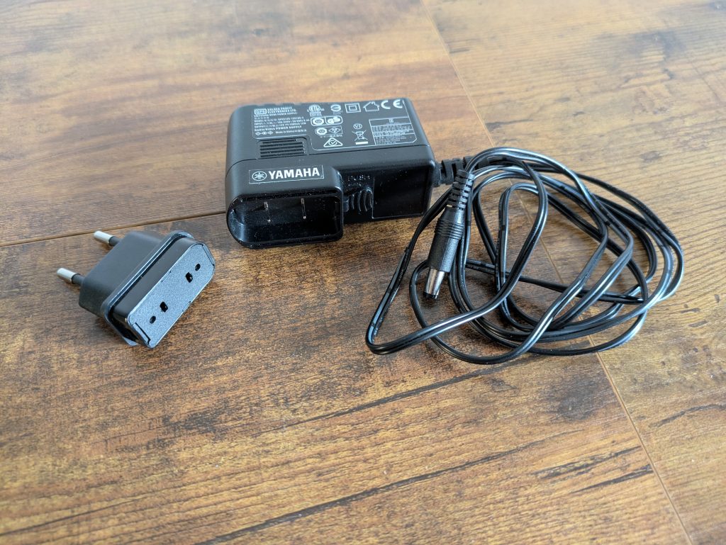 Netzteil des Yamaha Musiccast Vinyl 500 Plattenspielers