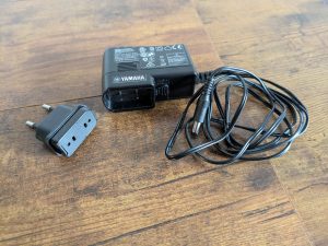 Netzteil des Yamaha Musiccast Vinyl 500 Plattenspielers