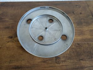 Plattenteller des Yamaha Musiccast Vinyl 500 Plattenspielers von unten