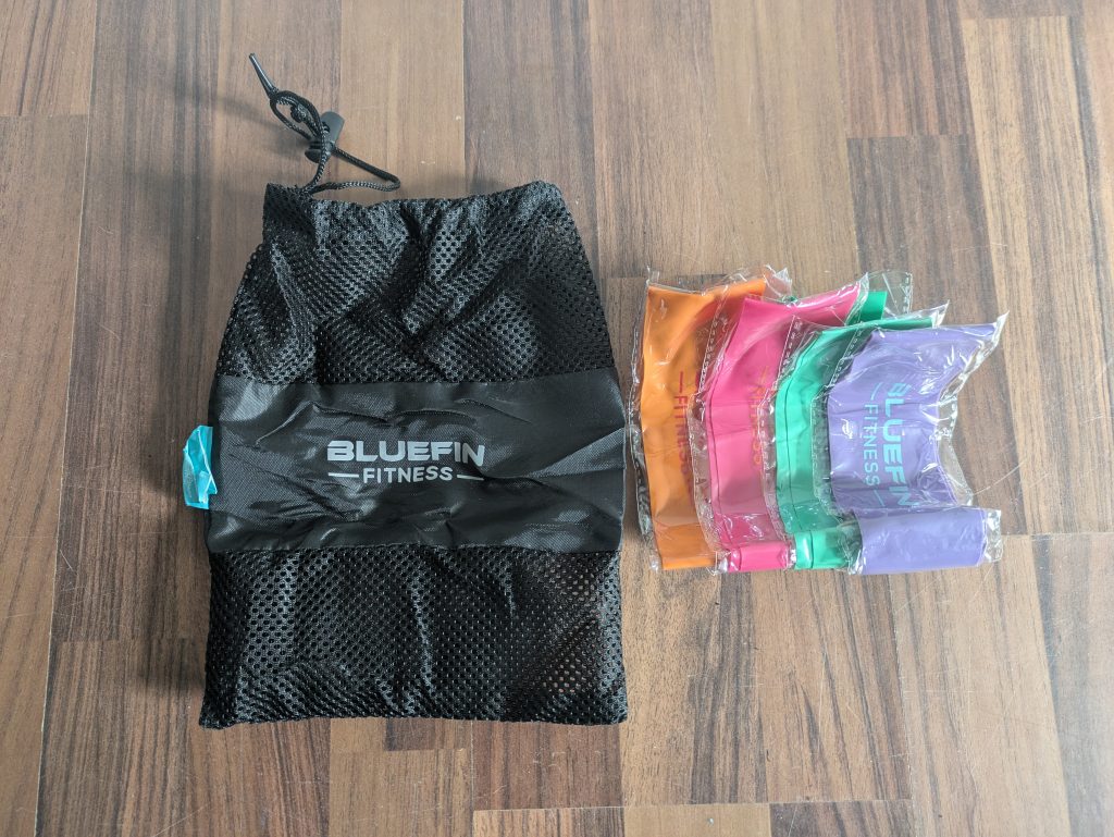 Therabänder der Bluefin Fitness SLIM Vibrationsplatte verpackt
