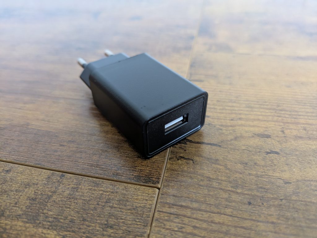 USB-Netzteil des auna Jerry Lee Plattenspielers