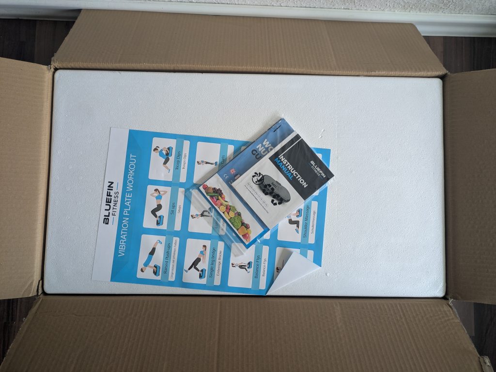 Verpackung der Bluefin Fitness SLIM Vibrationsplatte geöffnet