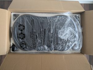Verpackung der Bluefin Fitness SLIM Vibrationsplatte geöffnet (2)