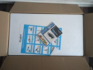 Verpackung der Bluefin Fitness SLIM Vibrationsplatte geöffnet