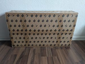 Verpackung der Bluefin Fitness SLIM Vibrationsplatte von vorne