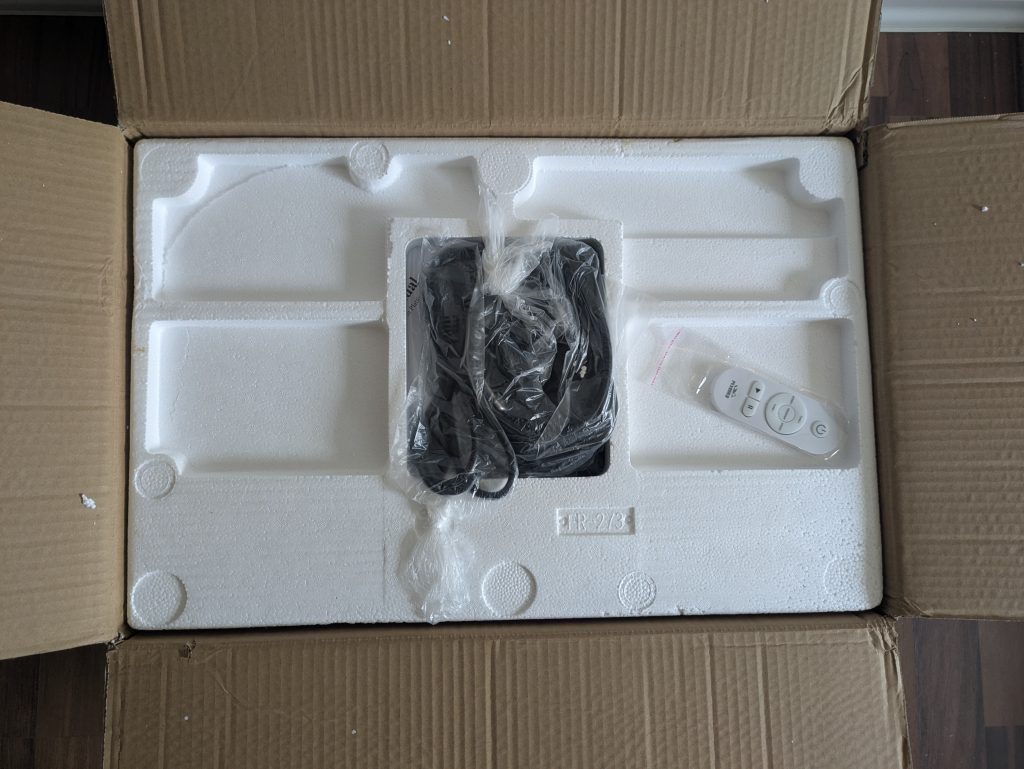 Verpackung der FLYBIRD Mini Vibrationsplatte geöffnet