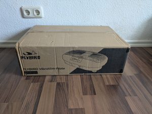 Verpackung der FLYBIRD Mini Vibrationsplatte von vorne