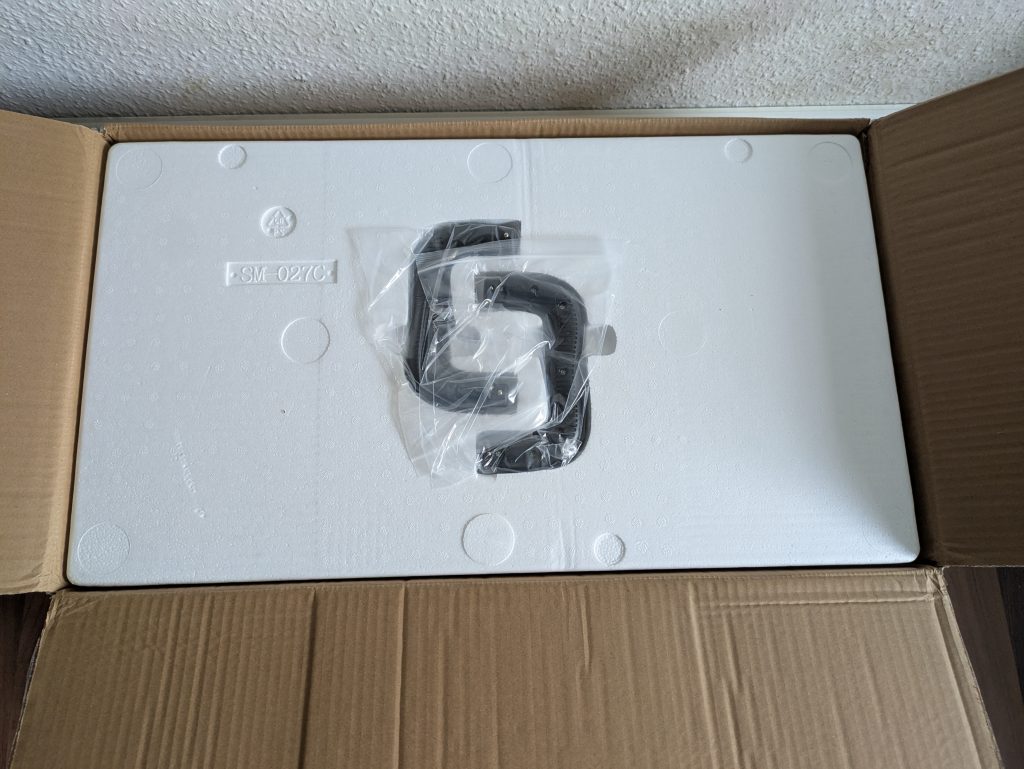Verpackung der Skandika V2 Vibrationsplatte geöffnet