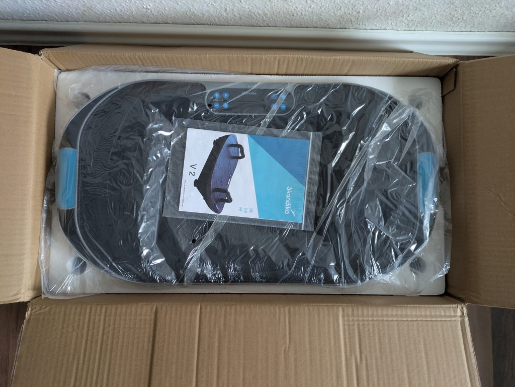 Verpackung der Skandika V2 Vibrationsplatte geöffnet (2)
