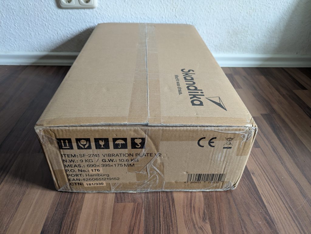 Verpackung der Skandika V2 Vibrationsplatte von der Seite