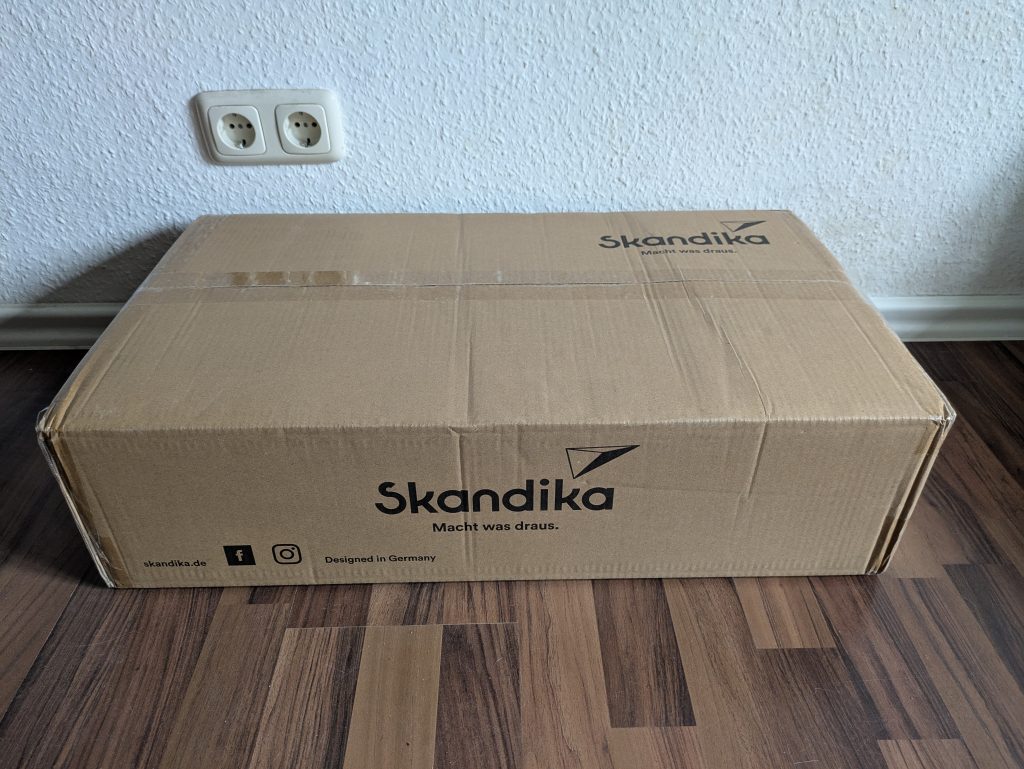 Verpackung der Skandika V2 Vibrationsplatte von vorne