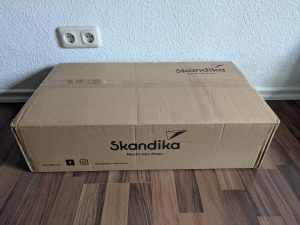 Verpackung der Skandika V2 Vibrationsplatte von vorne