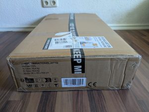 Verpackung der Sportstech sVibe Vibrationsplatte von der Seite