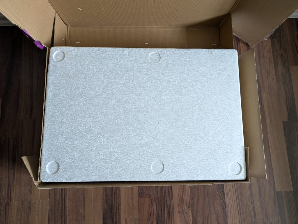 Verpackung der VITALmaxx Basic Vibrationsplatte geöffnet