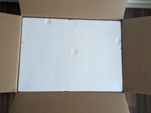 Verpackung der WeightWorld Vibrationsplatte geöffnet
