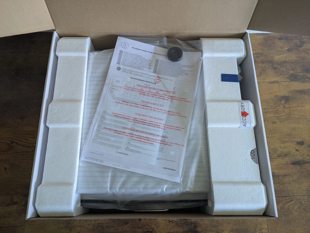 Verpackung des Audio-Technica LP60XBTBK Plattenspielers geöffnet