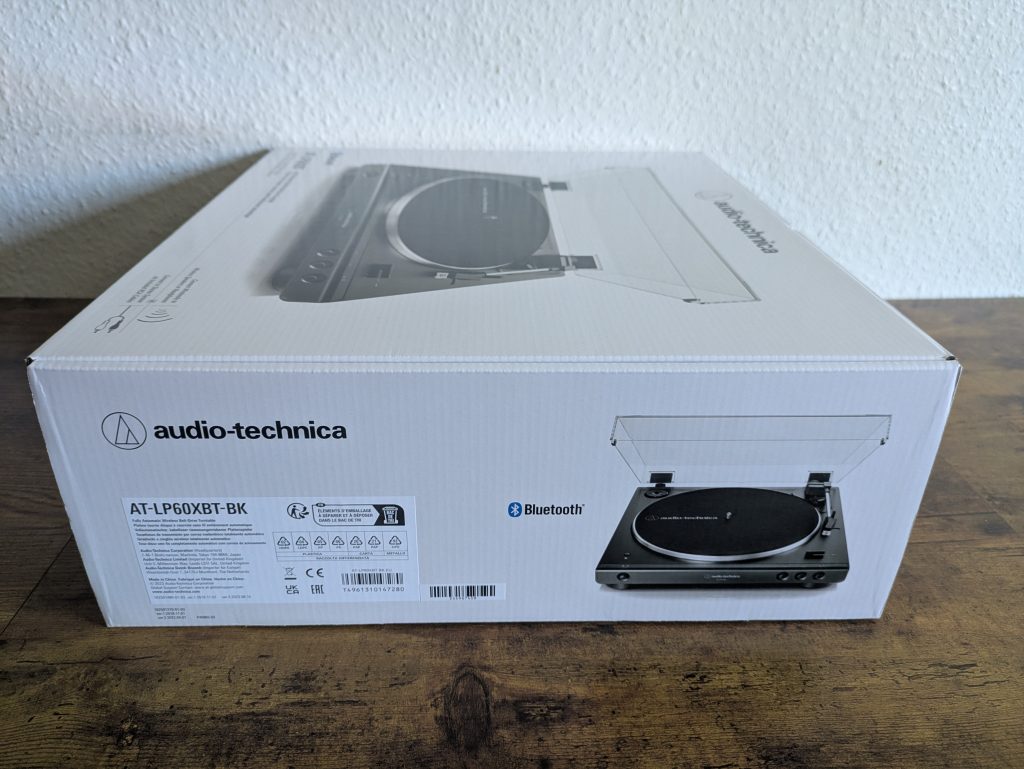 Verpackung des Audio-Technica LP60XBTBK Plattenspielers von der Seite