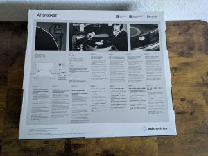 Verpackung des Audio-Technica LP60XBTBK Plattenspielers von unten