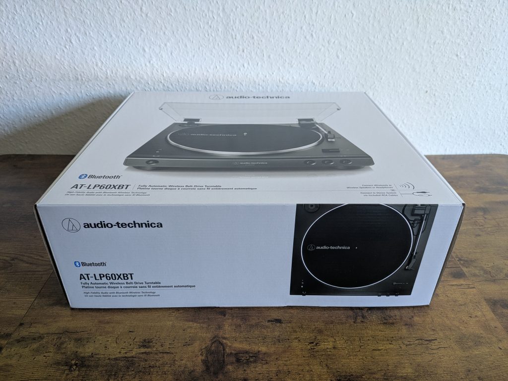 Verpackung des Audio-Technica LP60XBTBK Plattenspielers von vorne