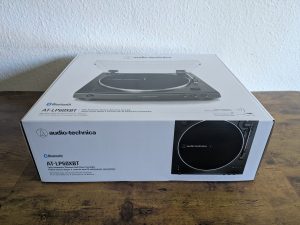 Verpackung des Audio-Technica LP60XBTBK Plattenspielers von vorne
