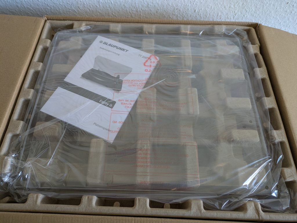 Verpackung des Blaupunkt TT 200 TX WN Plattenspielers geöffnet