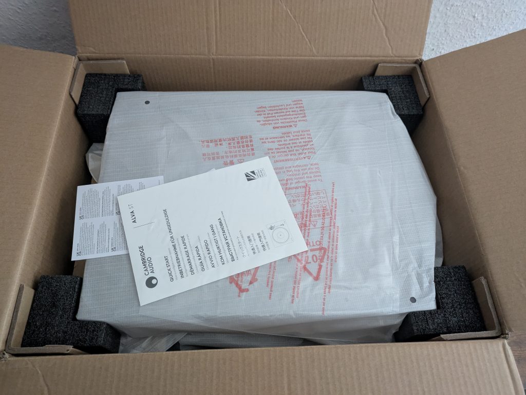 Verpackung des Cambridge Audio Alva ST Plattenspieler geöffnet v2