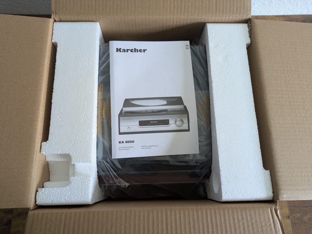 Verpackung des Karcher KA 8050 Plattenspielers geöffnet