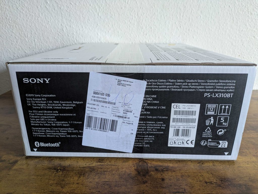 Verpackung des Sony PS-LX310BT Plattenspielers von der Seite