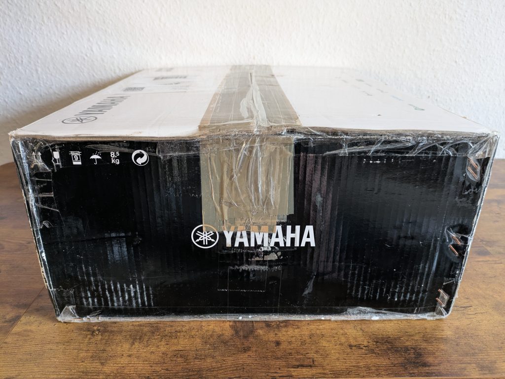 Verpackung des Yamaha Musiccast Vinyl 500 Plattenspieler von der Seite