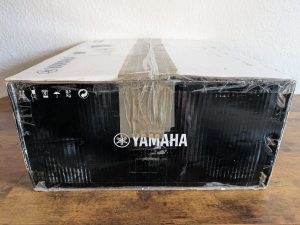 Verpackung des Yamaha Musiccast Vinyl 500 Plattenspieler von der Seite
