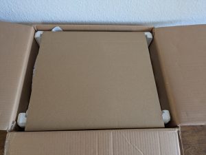 Verpackung des Yamaha Musiccast Vinyl 500 Plattenspielers geöffnet