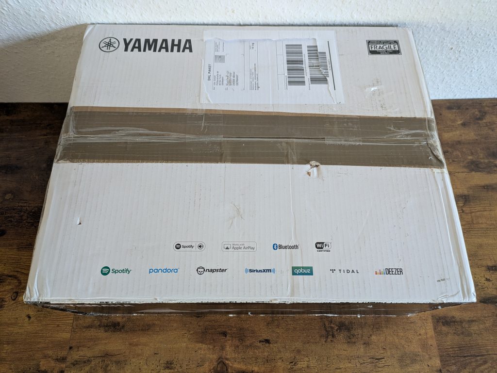 Verpackung des Yamaha Musiccast Vinyl 500 Plattenspielers von oben
