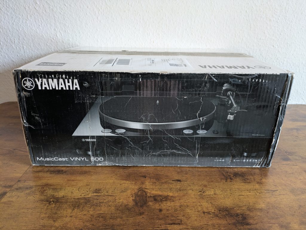 Verpackung des Yamaha Musiccast Vinyl 500 Plattenspielers von vorne