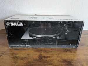 Verpackung des Yamaha Musiccast Vinyl 500 Plattenspielers von vorne