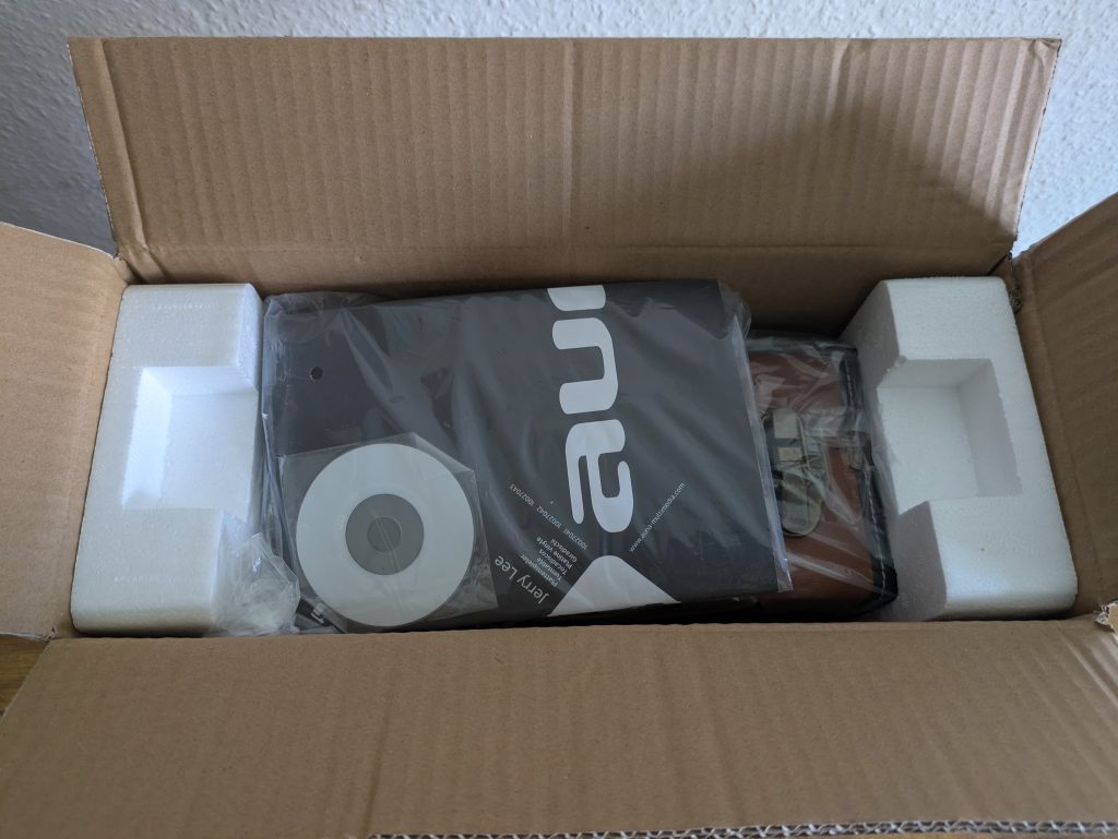 Verpackung des auna Jerry Lee Plattenspielers geöffnet