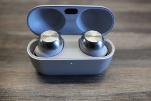 Technics AZ100 Kopfhörer Etui offen mit Kopfhörern