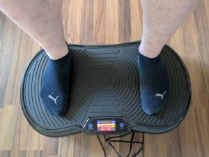 Bluefin Fitness SLIM Vibrationsplatte im Betrieb