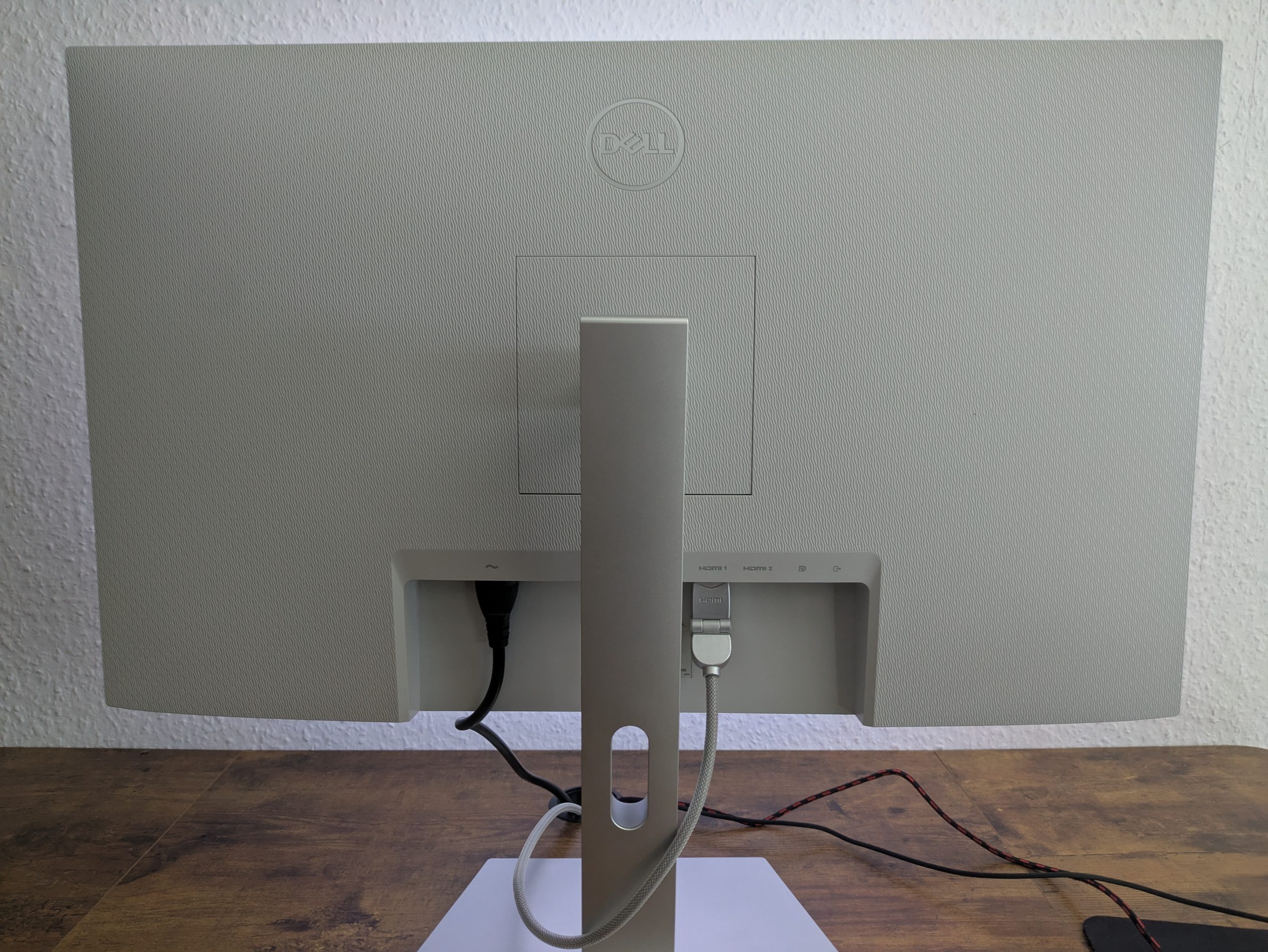 Dell S2721QSA Monitor von hinten mit Kabeln