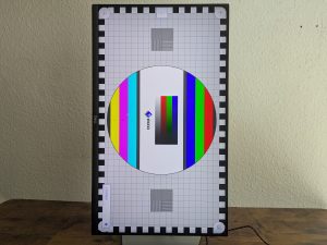 Pivot-Funktion des Dell S2721QSA Monitors mit Testbild