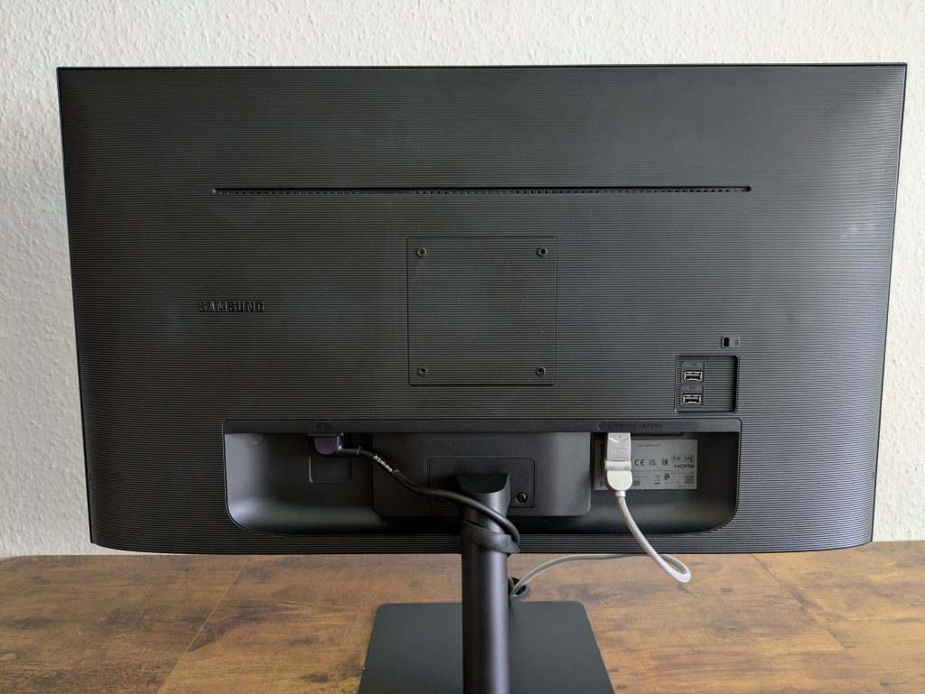 Samsung M5 Smart S32BM500EU Monitor von hinten mit Kabeln