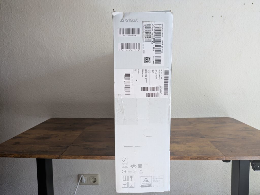 Verpackung des Dell S2721QSA Monitors von der Seite