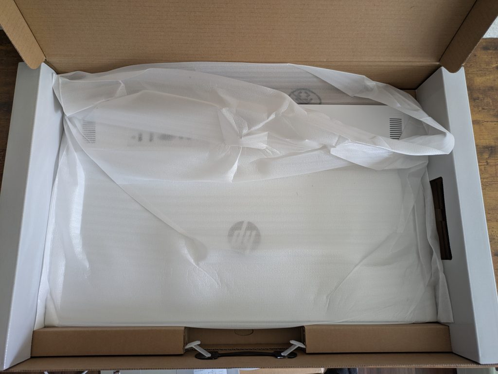Verpackung des HP Series 5 527sa Monitors geöffnet (2)
