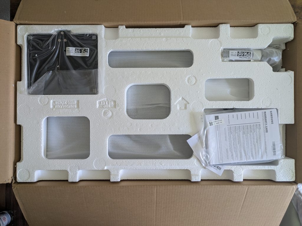 Verpackung des Samsung M5 Smart S32BM500EU Monitors geöffnet
