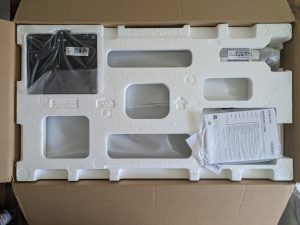 Verpackung des Samsung M5 Smart S32BM500EU Monitors geöffnet